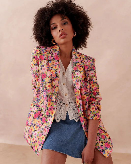 Le blazer fleuri : la touche florale qui bouscule les codes