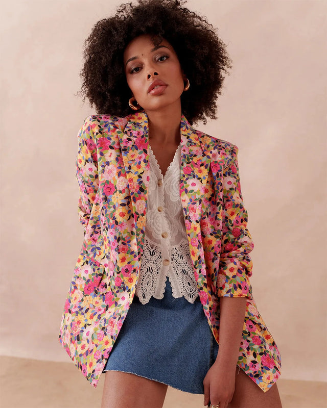 El blazer floral: el toque floral que revoluciona los códigos