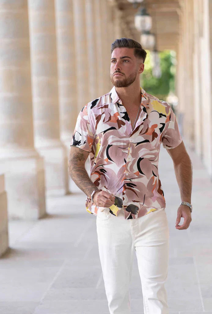 Look 100 % floral : comment bien combiner une chemise à fleurs avec un pantalon ou des chaussures fleuries ?