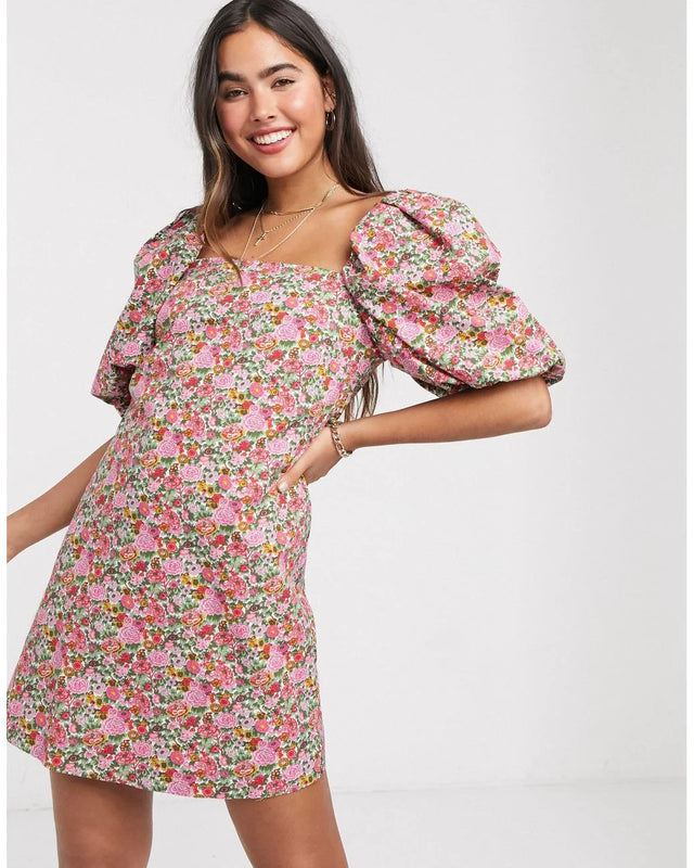 Vestido floral con mangas abullonadas: ¿para qué figura? 