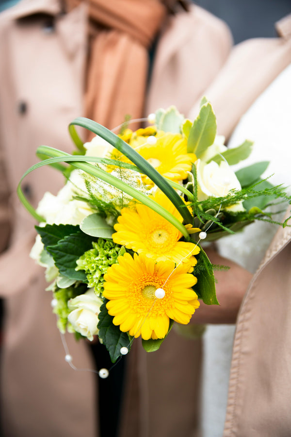Faut-il changer l'eau des fleurs ? Les secrets pour prolonger leur beauté