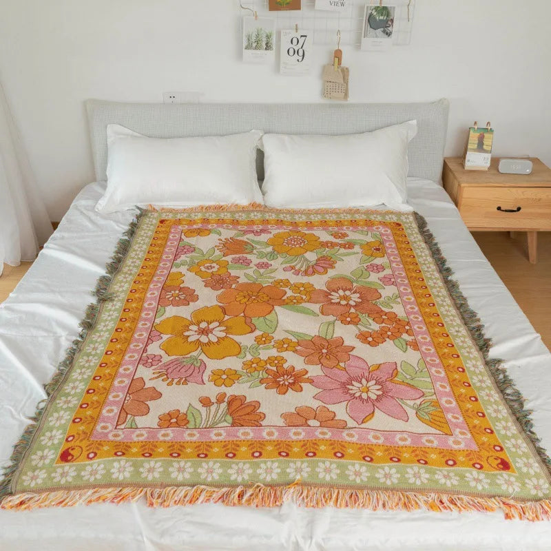 Coin lecture fleuri cosy avec plaid et coussins à motifs floraux