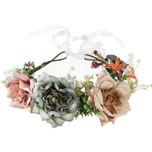 Accessoires fleuris : couronne, foulard, bijoux et sac composés en silhouette bohème