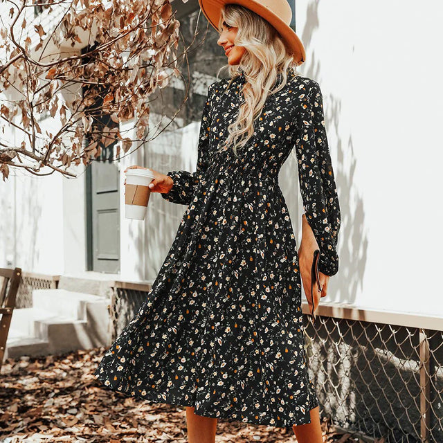 Los 4 errores que debes evitar con un vestido floral sobre fondo negro 